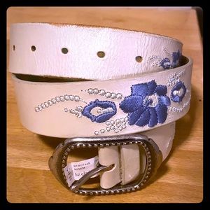 Belt with embroidered flowers
